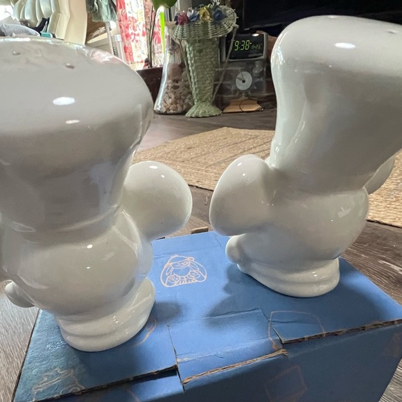 Disney White Ceramic Chef Mickey Mouse Salt Pepper Shakers - Picture 3 of 4